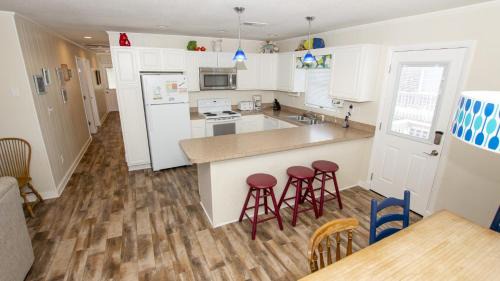 Kitty Hawk Casa | Oceanside, Screened Porch, Close to Shopping and Restaurants! KH146, Camelot