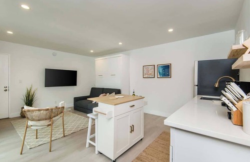 Marina Peninsula Apartamento | Oceanside Studio: Steps to Venice Pier & Nightlife