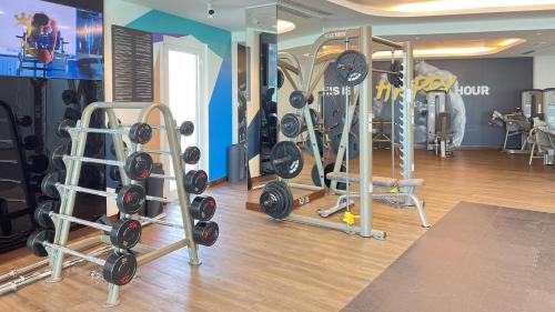 Al Bandar Apartamento | Oceanview 2BR Bliss in Al Raha - Pool & Balcony Near Al Raha Beach