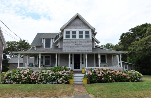 East Chop Casa | Oceanview East Chop Beach House - 4 Bed/2 Bath - 5 min walk to beach