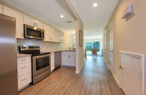 Crescent Beach Casa | Beautifully Newly Remodeled Townhouse with Ocean Views - Steps away from beach!