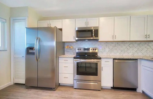 Crescent Beach Casa | Beautifully Newly Remodeled Townhouse with Ocean Views - Steps away from beach!