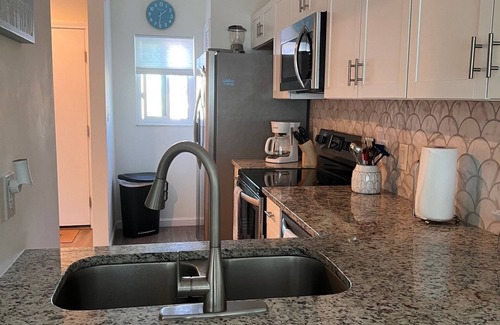 Crescent Beach Casa | Beautifully Newly Remodeled Townhouse with Ocean Views - Steps away from beach!