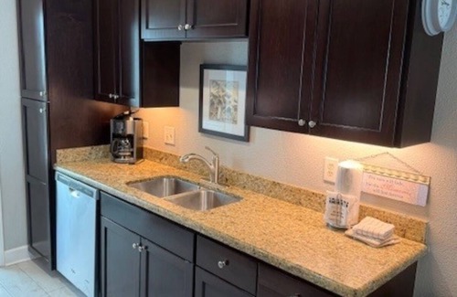 Galveston Condominio | Oceanview Oasis Balcony + Pools Steps to Beach