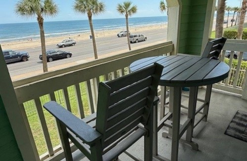 Galveston Condominio | Oceanview Oasis Balcony + Pools Steps to Beach