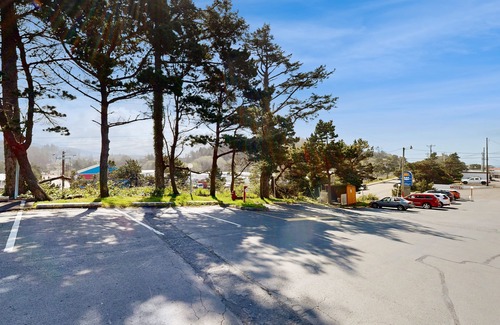 Lincoln City Apartamento | Estudio con vista al mar en el nivel principal: acceso cercano a la playa, perros bienvenidos.