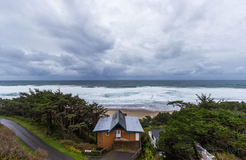 Lincoln City Apartamento | Estudio con vista al mar en el nivel principal: acceso cercano a la playa, perros bienvenidos.
