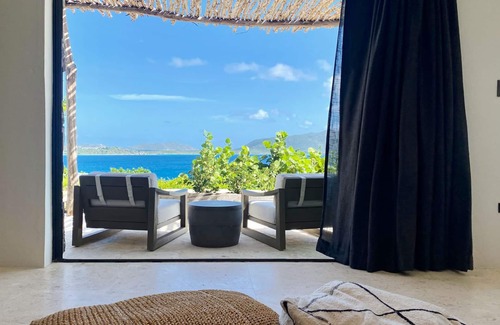 East End Apartamento | Oceanview Sunrise Suite w/Outdoor Shower & Patio