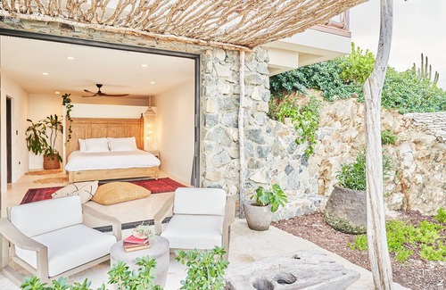 East End Apartamento | Oceanview Sunrise Suite w/Outdoor Shower & Patio