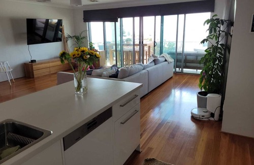 Mullaloo Casa | Oceanview sunsets over the wonderful Mullaloo Beach and heated outdoor pool.