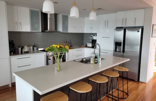 Mullaloo Casa | Oceanview sunsets over the wonderful Mullaloo Beach and heated outdoor pool.