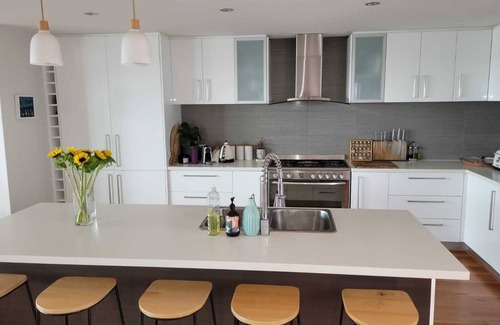 Mullaloo Casa | Oceanview sunsets over the wonderful Mullaloo Beach and heated outdoor pool.