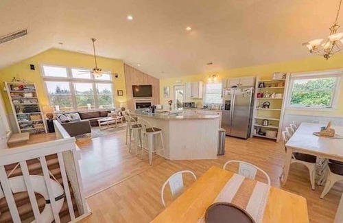 Ocean Sands Casa | OceanViews, 7 Bedroom ~ HotTub, Oceanside quiet neighborhood with community pool