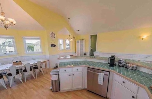 Ocean Sands Casa | OceanViews, 7 Bedroom ~ HotTub, Oceanside quiet neighborhood with community pool