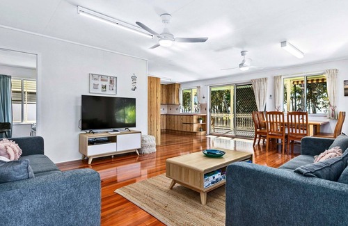 Traviston Casa | OceanViews on Burrum Whole