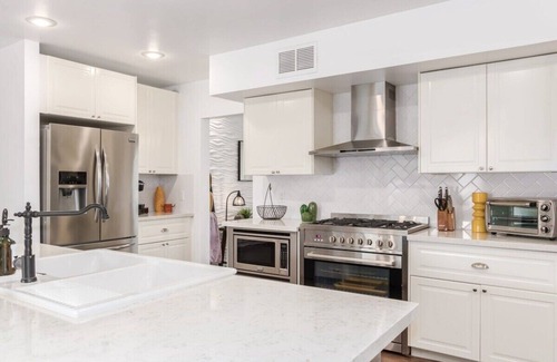Village Grove Casa | Ochenta Modern Retreat|Htd Pool|Spa|Putt Grn|Gym
