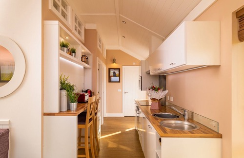 Wichenford Cabina | La cabaña Montana mide 38 pies x 15 pies con una peculiar bañera de hidromasaje exterior
