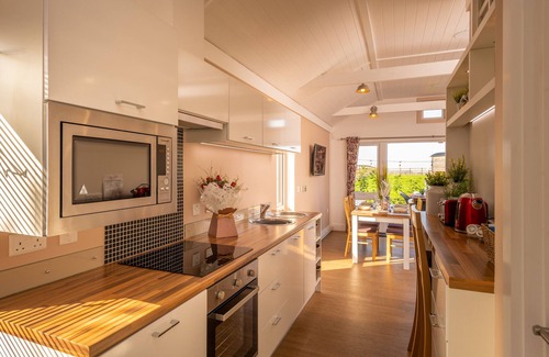 Wichenford Cabina | La cabaña Montana mide 38 pies x 15 pies con una peculiar bañera de hidromasaje exterior