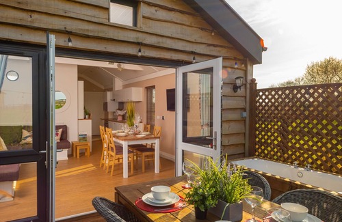 Wichenford Cabina | La cabaña Montana mide 38 pies x 15 pies con una peculiar bañera de hidromasaje exterior