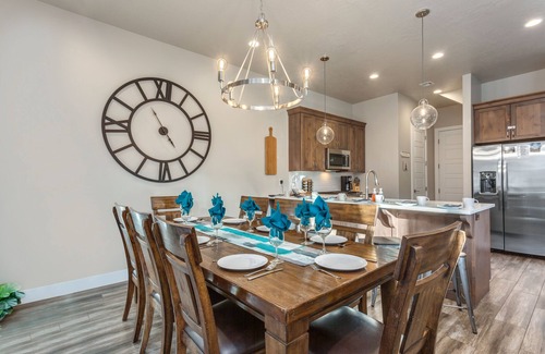 Ivins Casa | Ocotillo Springs Resort 18| Sleeps 18 people, Arcade Game, Grill, and Community Amenities