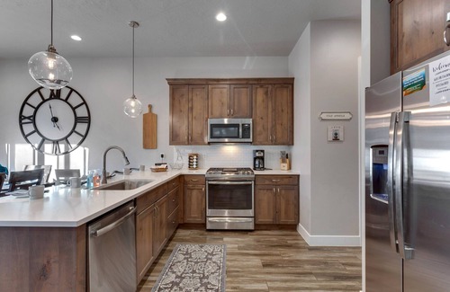 Ivins Casa | Ocotillo Springs Resort 18| Sleeps 18 people, Arcade Game, Grill, and Community Amenities