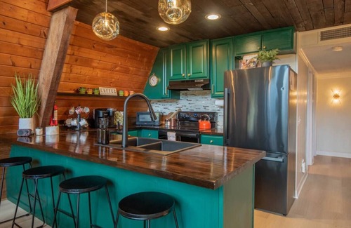 Guntersville Cabina | Book A-Frame Family Cabin Getaway! Walk to Lake!