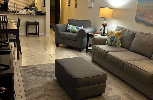 Ventura Condominio | OCT abierto. noches gratis, Piso principal 2/2-Gated, WiFi-GOLF-pools, -Universal 30 min.