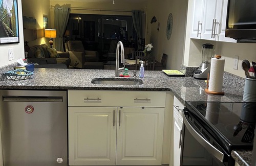 Ventura Condominio | OCT abierto. noches gratis, Piso principal 2/2-Gated, WiFi-GOLF-pools, -Universal 30 min.