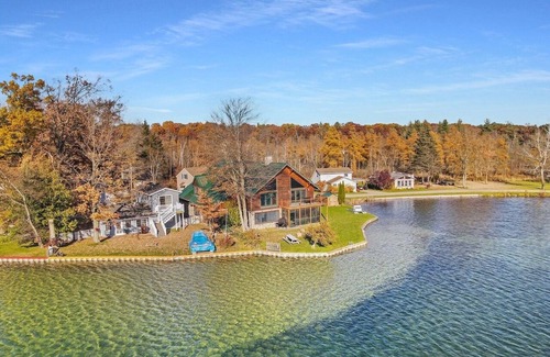 Palo Cabaña | The Derby Lodge - Lake living at its finest!!