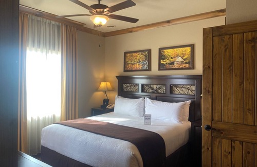 Gatlinburg Complejo | October Color Week at Westgate Smoky Mt Resort-3 Bed. Available 10-18 to 10-25.