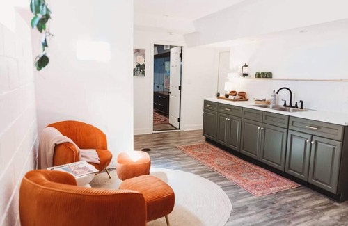 Honey Brook Casa | Ode to the '70's private home with Hot Tub!