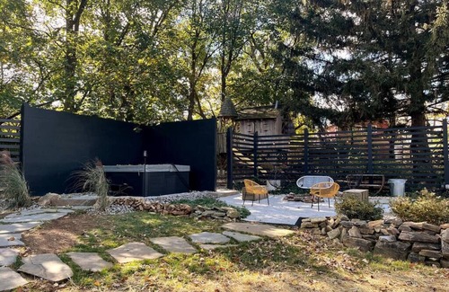 Honey Brook Casa | Ode to the '70's private home with Hot Tub!