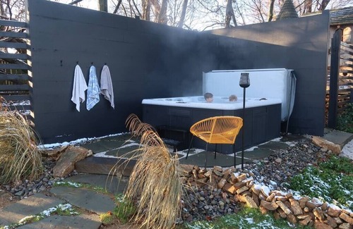 Honey Brook Casa | Ode to the '70's private home with Hot Tub!