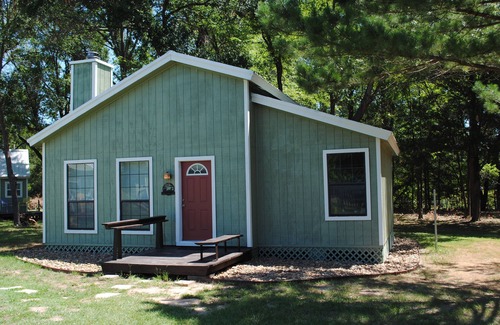 Telephone Cabina | Off Bois D'arc Lake - Main Cabin with Meeting Area, Disc Golf, Volleyball