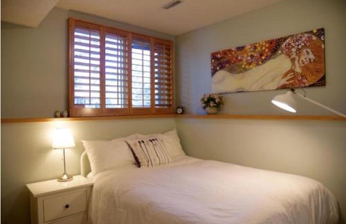 Varsity Casa | OFF CAMPUS UC Room