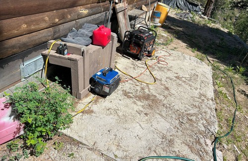 Lowman Cabina | Off Grid Cabin With WIFI! Surrounded by hiking trails, beautiful scenery