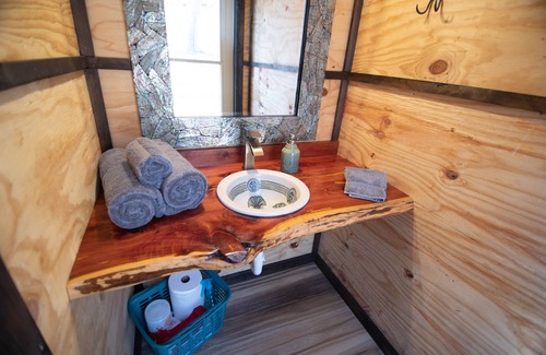 Huntsville Cabina | Off-Grid Glamping Cabin Away from the noise and lights