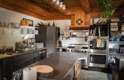 Rock Lake Casa | Off Grid Mountain Lodge - Cabins - Sauna - Hot Tub - Fishing