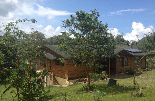 Mindo Casa | Casa de campo solar fuera de la red con piscina natural y sauna en el campo de Mindo