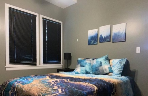 Little Italy Apartamento | Off-street Parking Walk to RTA and All Restaurants