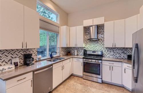 MLK Casa | Off the hook in Austin with Chic 2BR Retreat plus Firepit