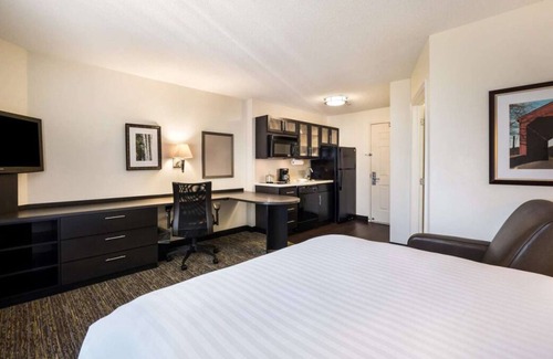 Warrenville Casa | Offering Spectacular Stay! Full Kitchen, Pet-friendly, Near Cantigny Golf Club!