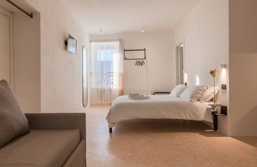 Fermo Cama Y Desayuno | OGNISSANTI SUITES - CISTERNE ROMANE SUITE, Suite with double -bed, private bathroom, kitchenette