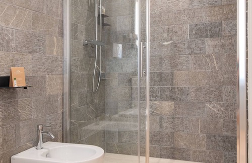 Fermo Cama Y Desayuno | OGNISSANTI SUITES - CISTERNE ROMANE SUITE, Suite with double -bed, private bathroom, kitchenette