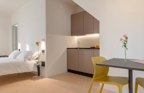 Fermo Cama Y Desayuno | OGNISSANTI SUITES - CISTERNE ROMANE SUITE, Suite with double -bed, private bathroom, kitchenette