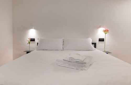 Fermo Cama Y Desayuno | OGNISSANTI SUITES - SIBILLA SUITE, suite with a double-bed and private bathroom
