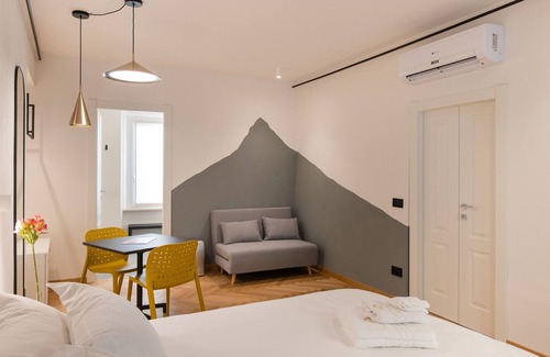 Fermo Cama Y Desayuno | OGNISSANTI SUITES - SIBILLA SUITE, suite with a double-bed and private bathroom