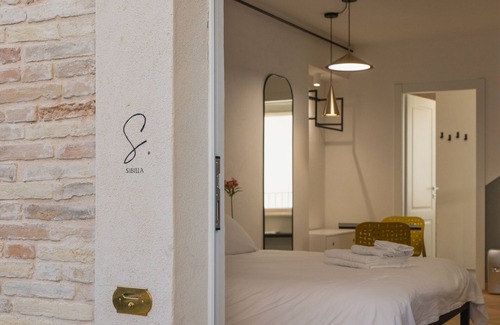 Fermo Cama Y Desayuno | OGNISSANTI SUITES - SIBILLA SUITE, suite with a double-bed and private bathroom
