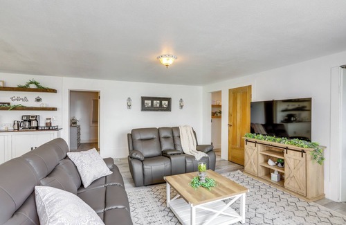 New Haven  Huron County Casa | Ohio Farmhouse Retreat w/ Fire Pit & Patio