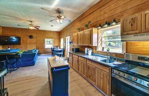 Sycamore Valley Cabina | Ohio Hunter’s Cabin w/ Pond Access: Pets Welcome!